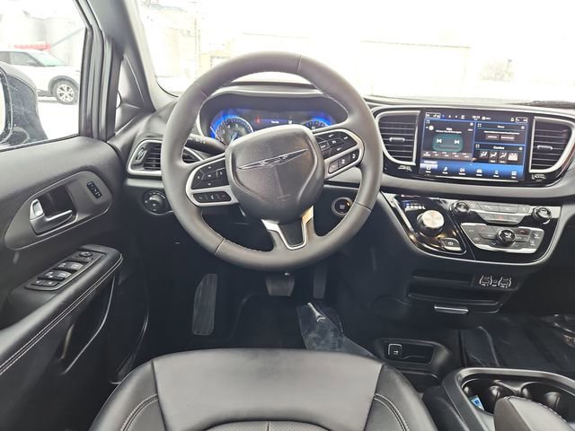 Used 2025 Chrysler Pacifica Select image 27