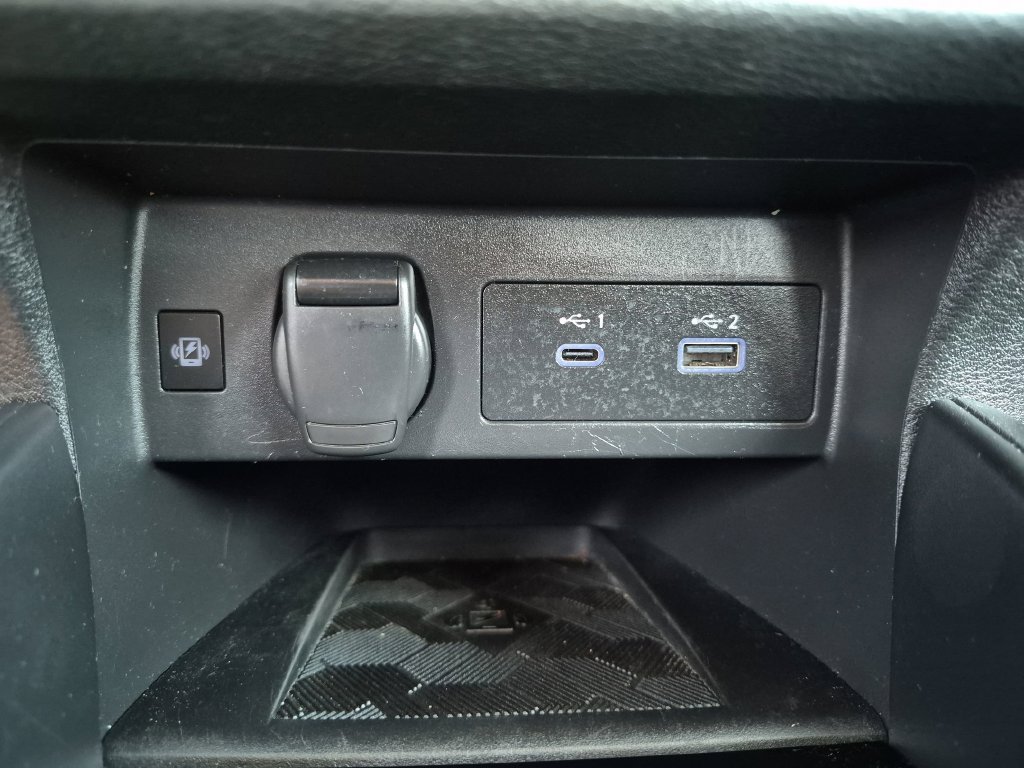 Used 2024 Nissan Versa SR w/ Trunk Package FWD image 33