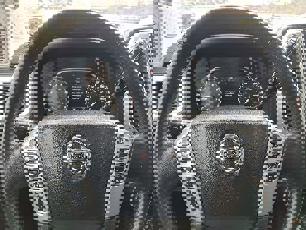 Used 2021 Nissan Titan SL w/ Moonroof Package image 16