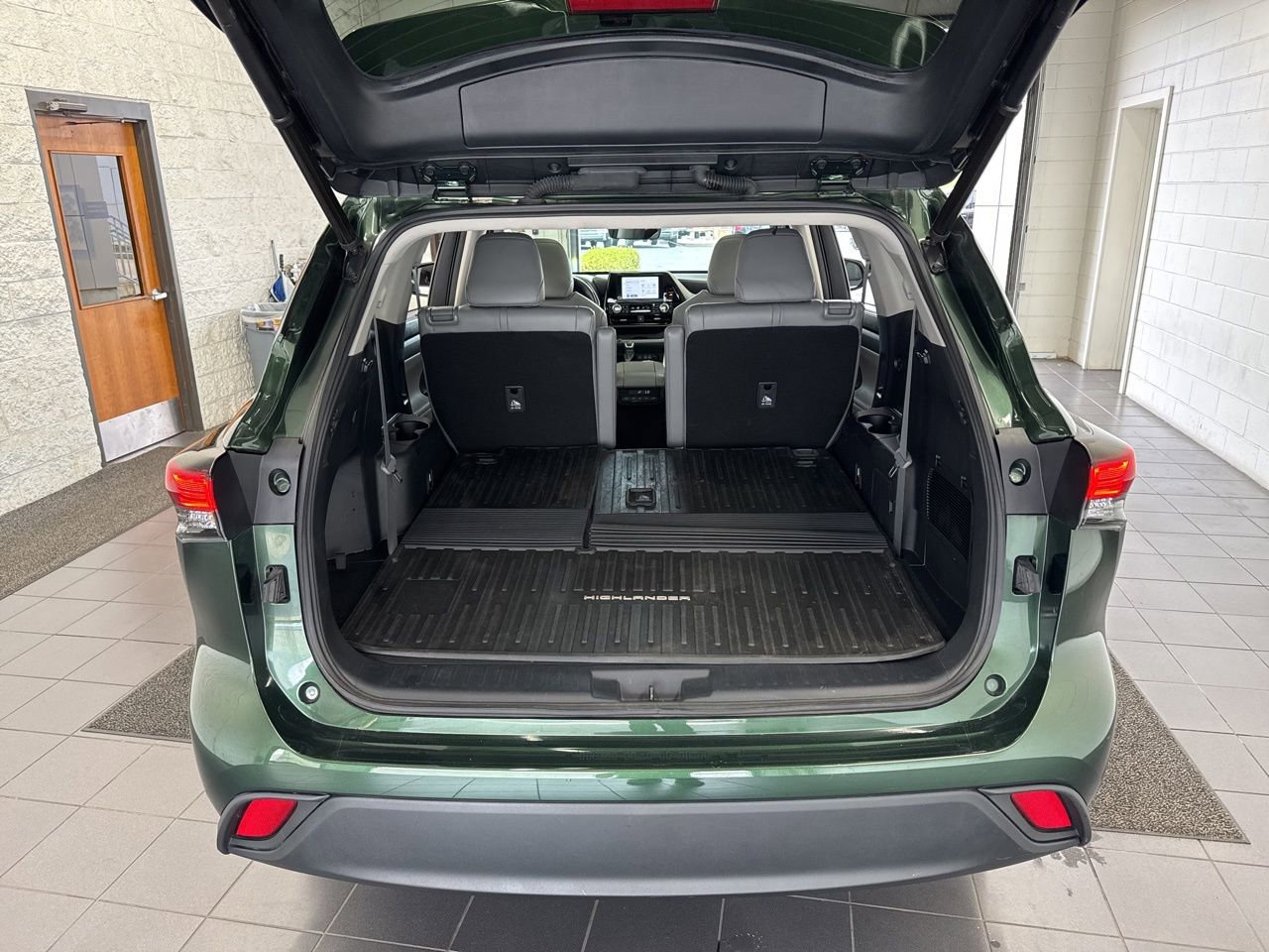 Used 2023 Toyota Highlander XLE image 9