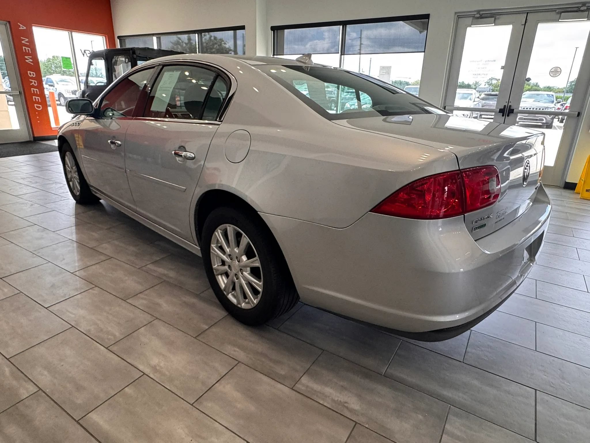 Used 2010 Buick Lucerne CX FWD image 11