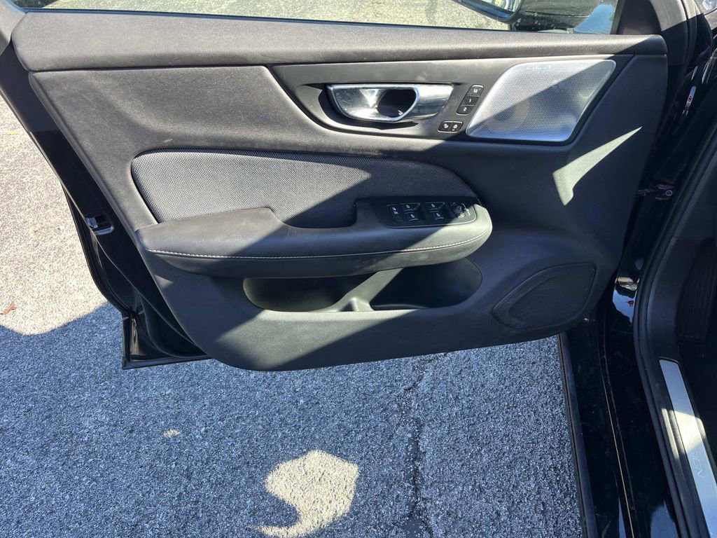 Used 2019 Volvo S60 T8 R-Design image 18