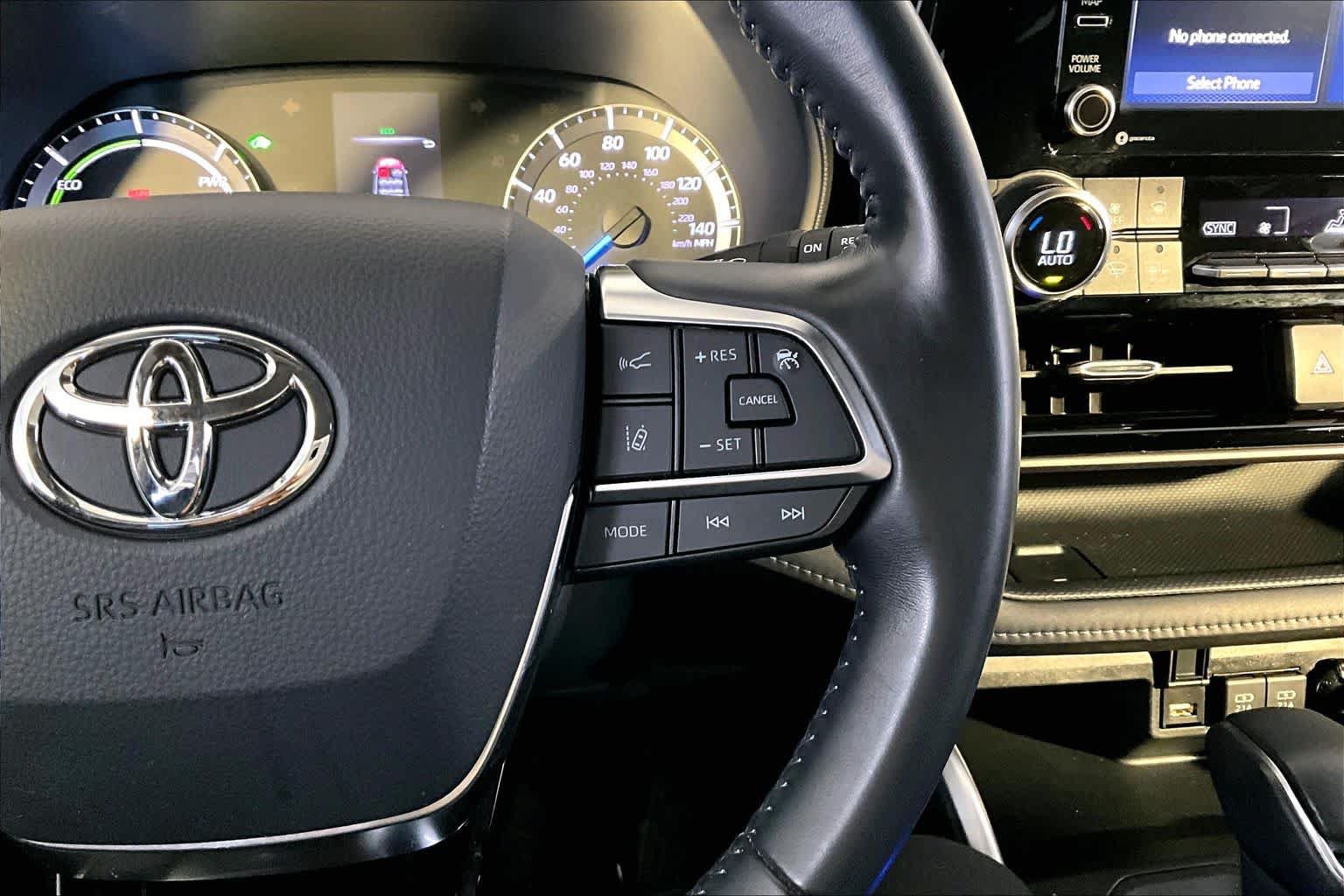 Used 2020 Toyota Highlander LE AWD/4WD image 25