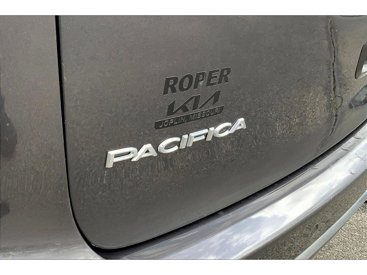 Used 2023 Chrysler Pacifica Touring-L image 8