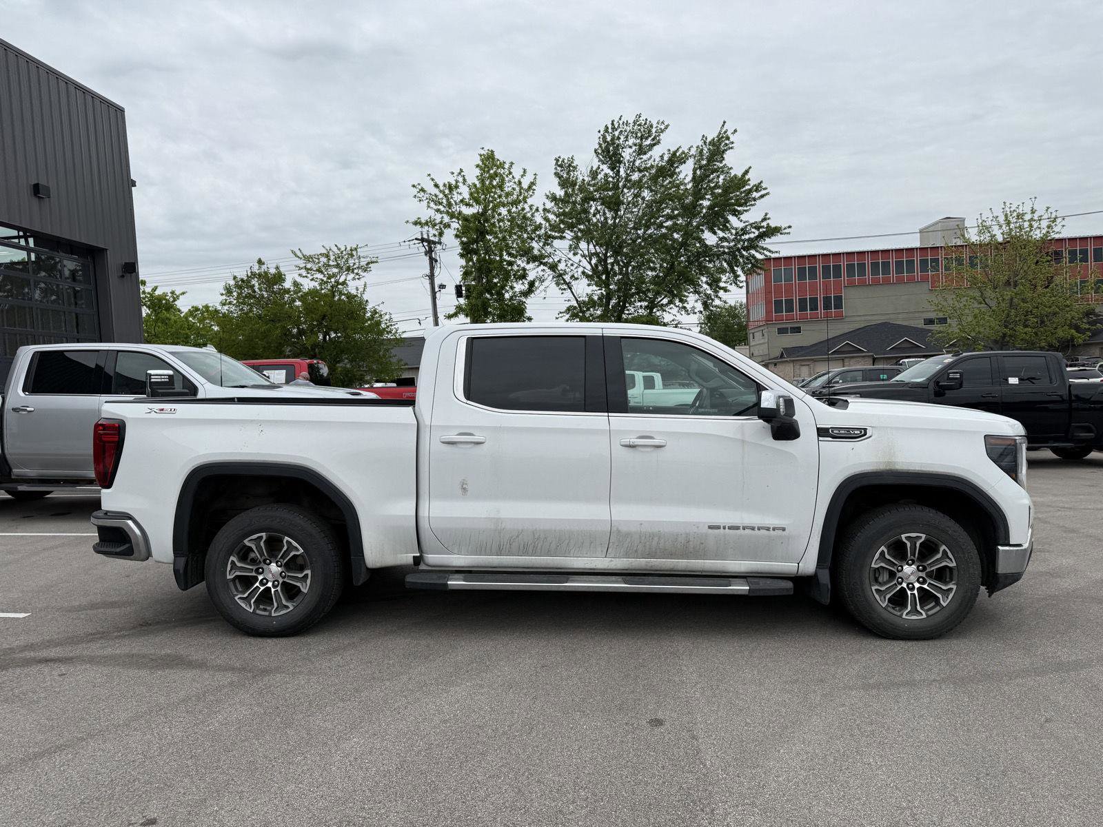 Used 2024 GMC Sierra 1500 SLE w/ Preferred Package AWD/4WD image 2