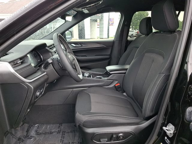 Used 2025 Jeep Grand Cherokee L Laredo w/ Luxury Tech Group I AWD/4WD image 15