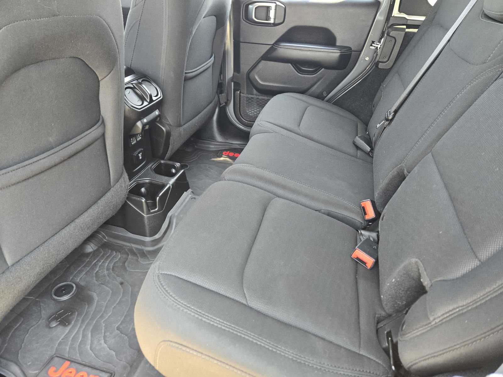 Used 2018 Jeep Wrangler Unlimited Sahara AWD/4WD image 29