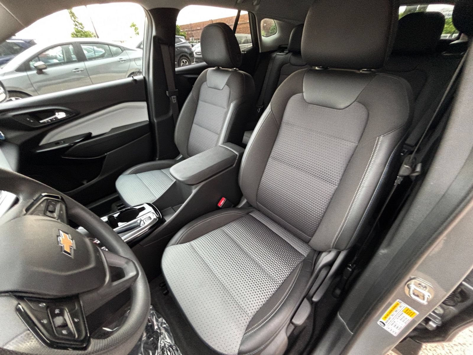 Used 2025 Chevrolet Trax LT FWD image 35