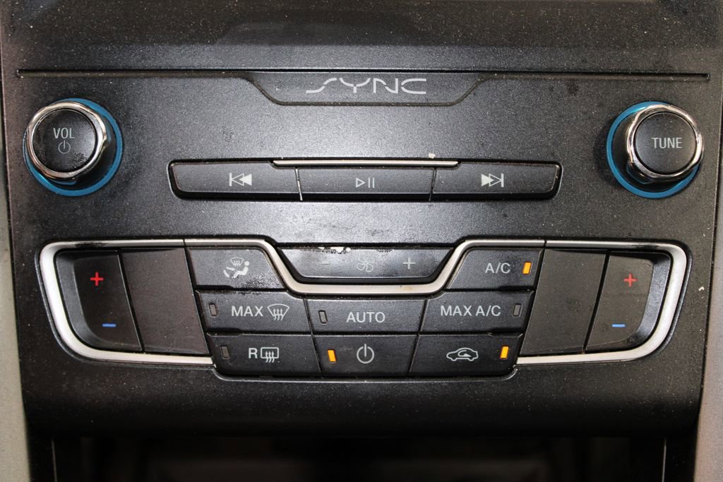 Used 2020 Ford Fusion SE image 32