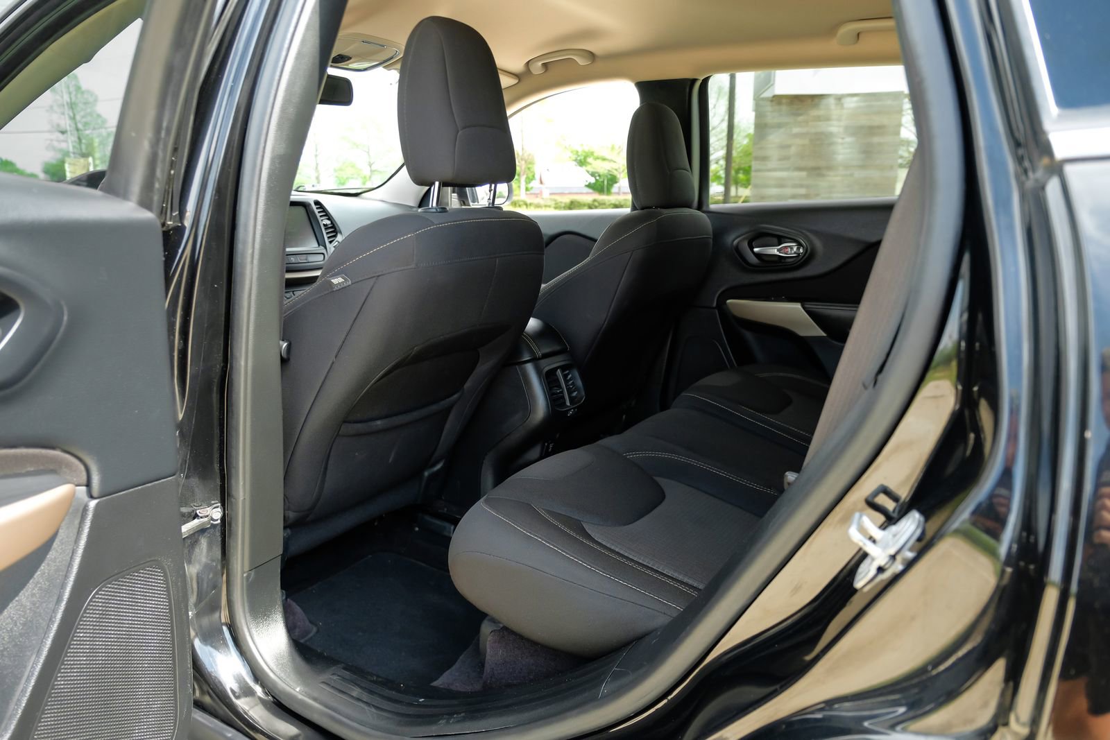 Used 2017 Jeep Cherokee Latitude w/ Safety/Convenience Group image 38