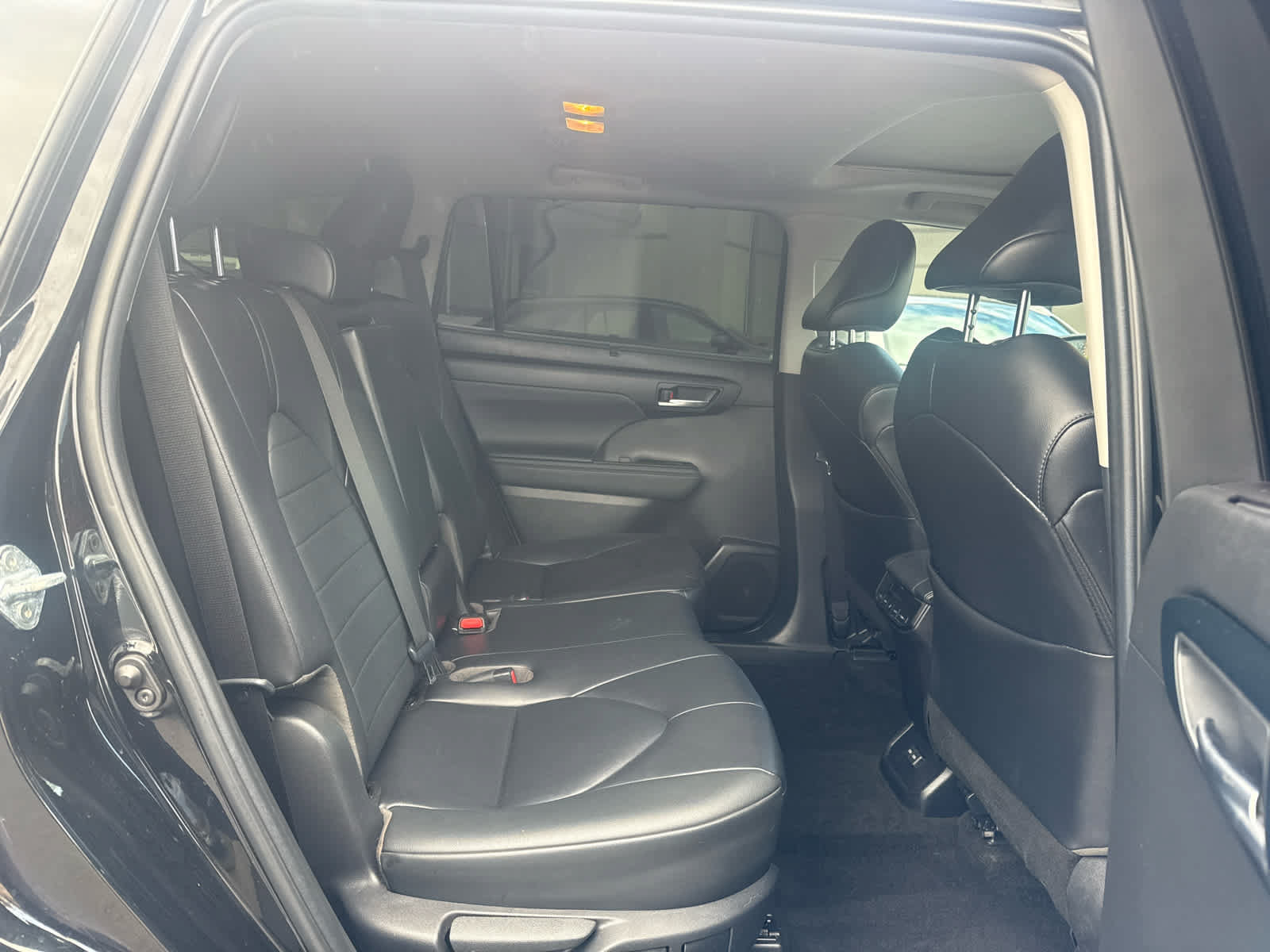 Used 2023 Toyota Highlander XLE FWD image 23