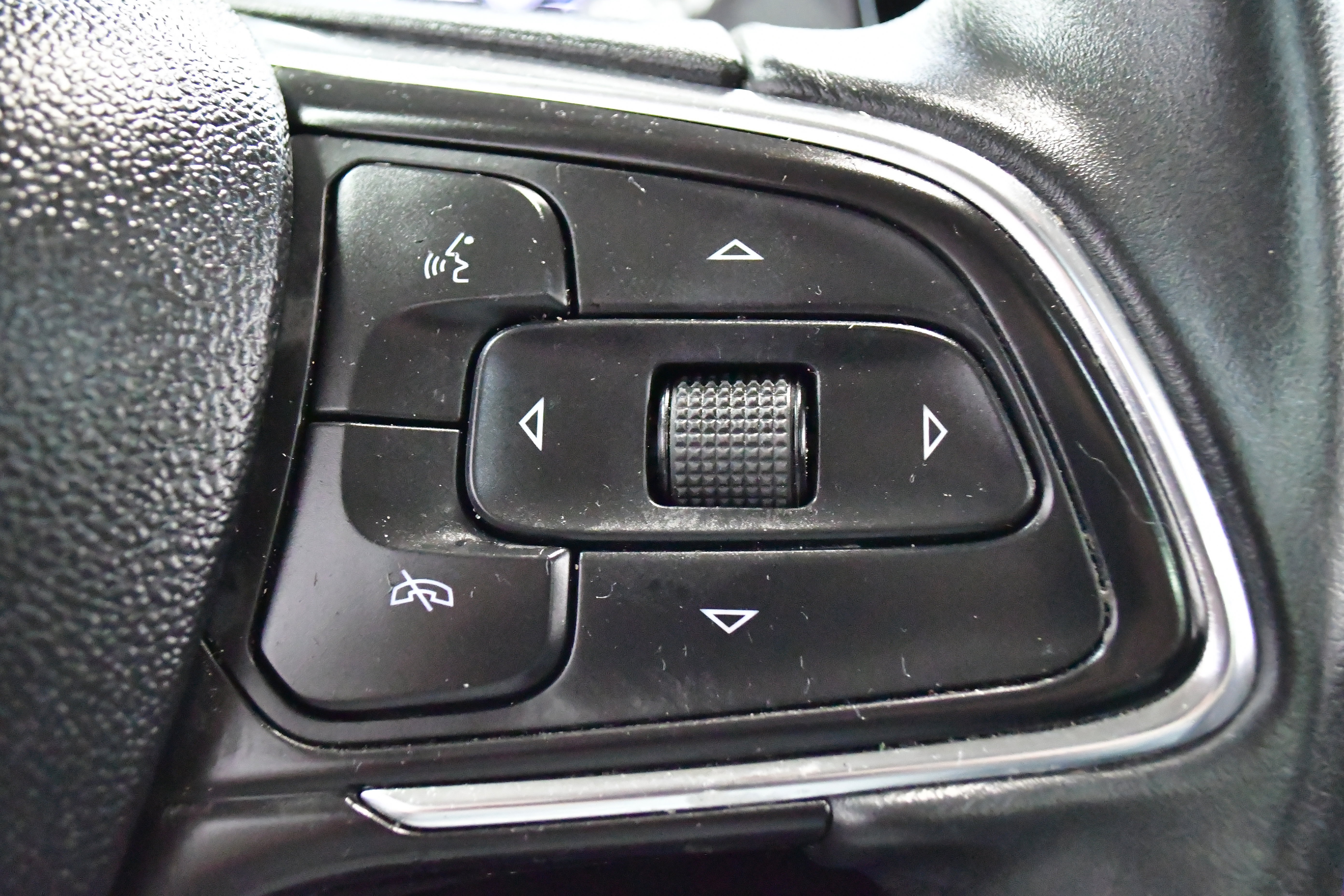 Used 2023 Buick Envision Essence w/ Sport Touring Package image 28