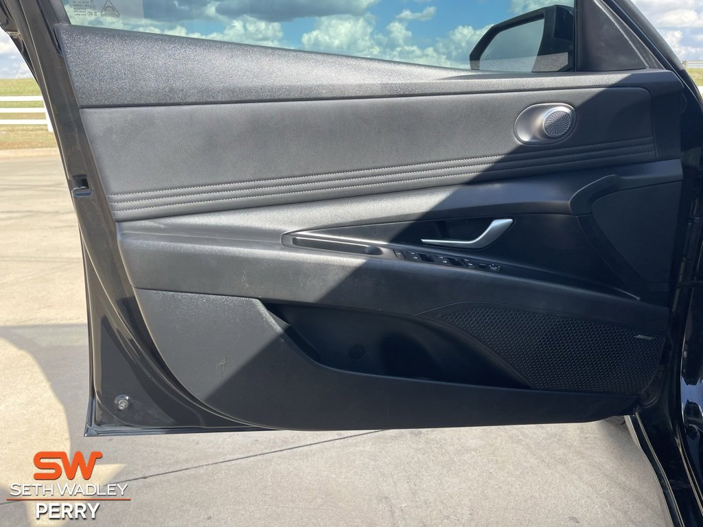 Used 2023 Hyundai Elantra Limited image 12