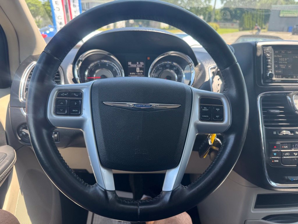 Used 2014 Chrysler Town & Country Touring FWD image 36