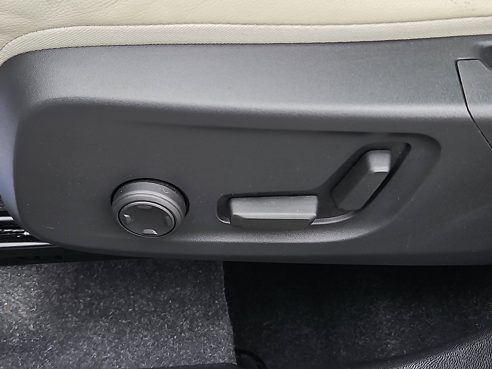 Certified 2023 Volvo XC40 B5 Ultimate w/ Protection Package Premier image 26