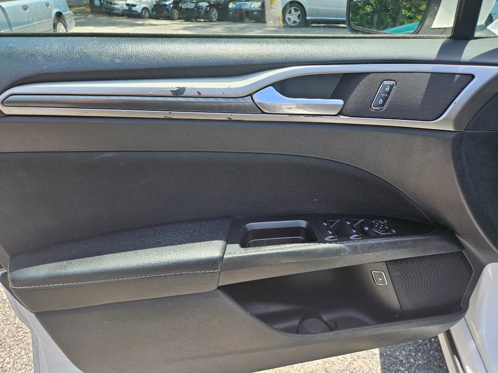 Used 2017 Ford Fusion SE w/ Equipment Group 601A FWD image 16