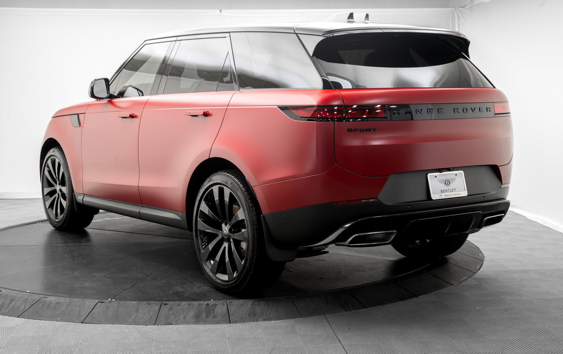 Used 2025 Land Rover Range Rover Sport SE AWD/4WD image 5