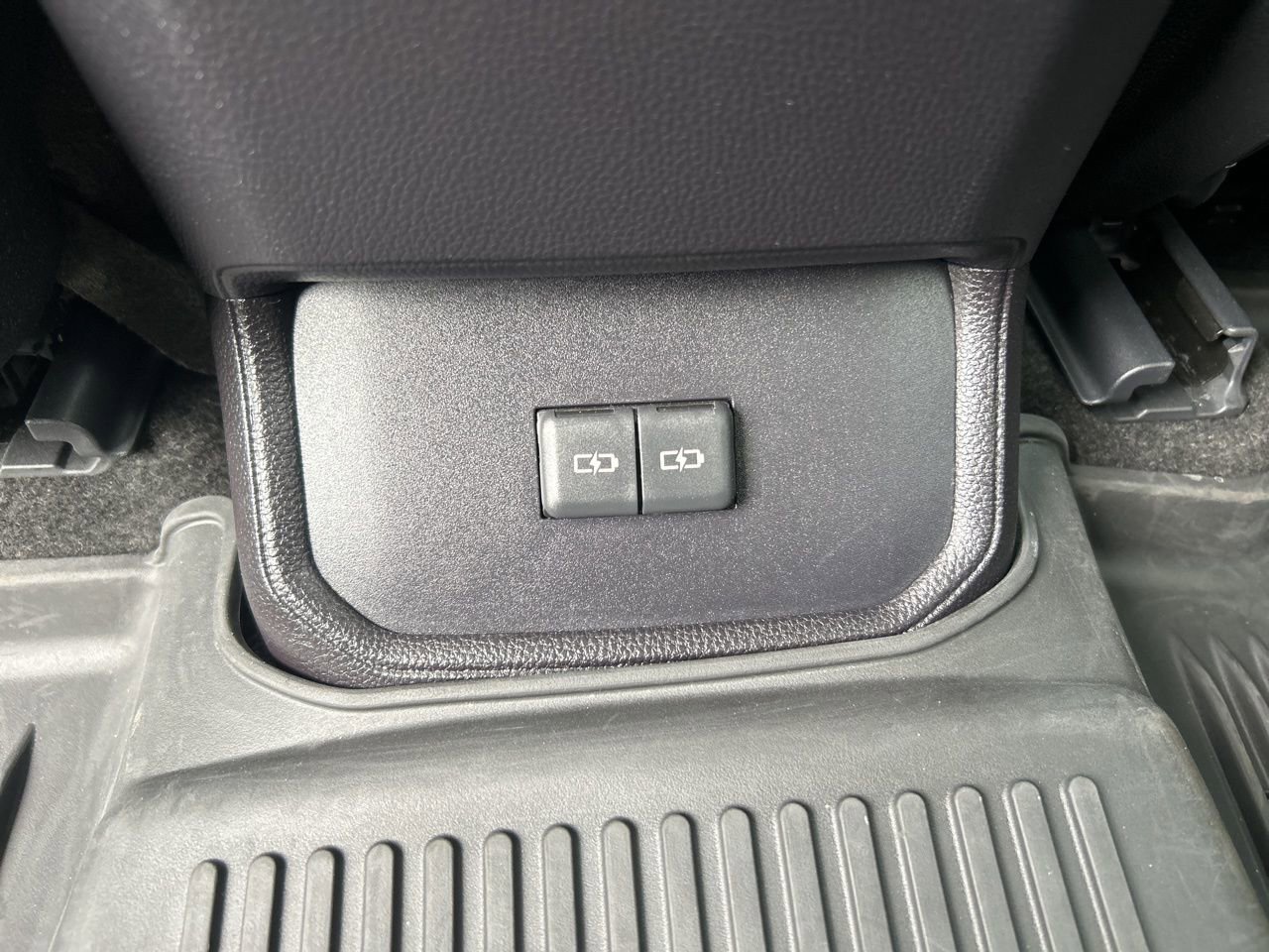 Used 2023 Toyota Highlander LE image 29