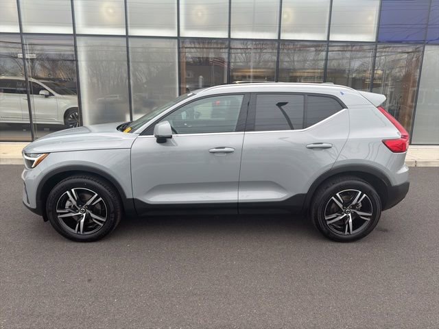 Certified 2025 Volvo XC40 B5 Core image 2