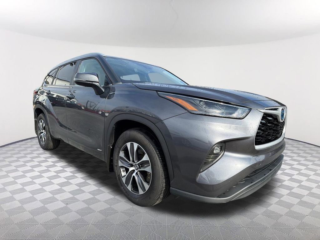 Used 2023 Toyota Highlander XLE image 3