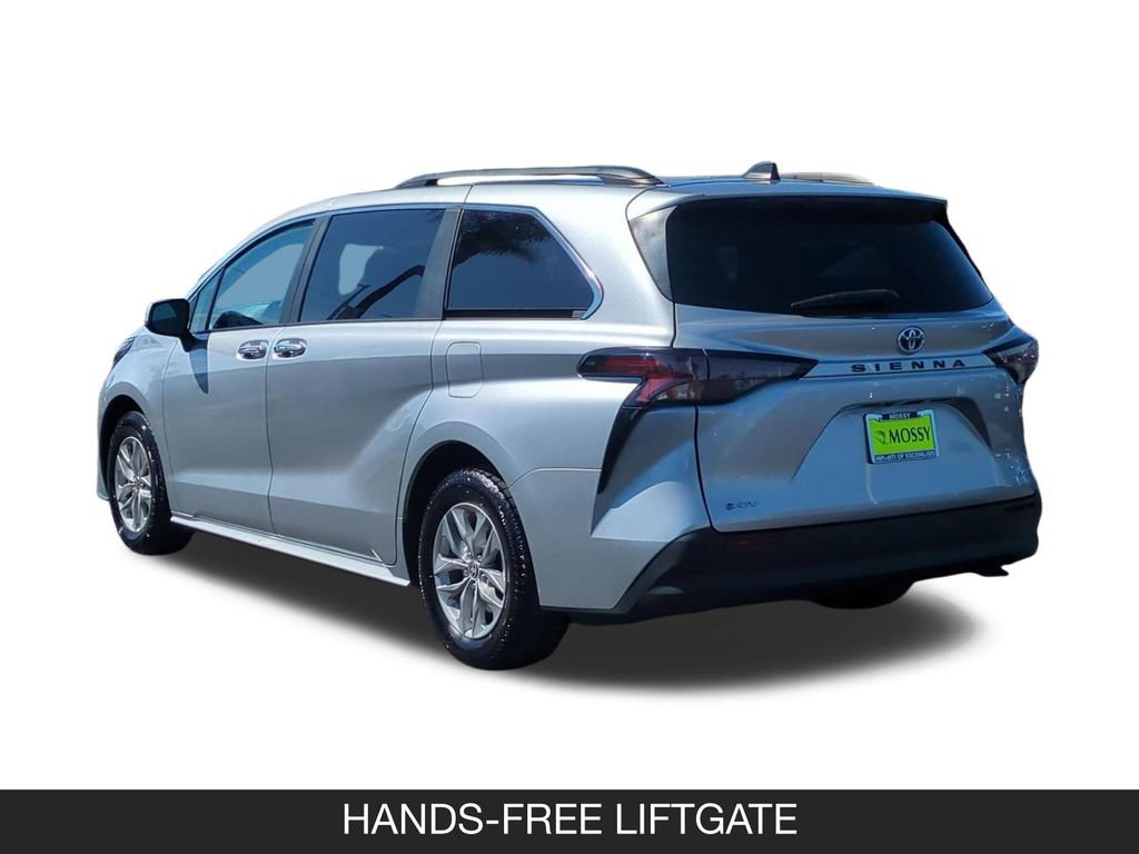 Used 2025 Toyota Sienna XLE FWD image 7