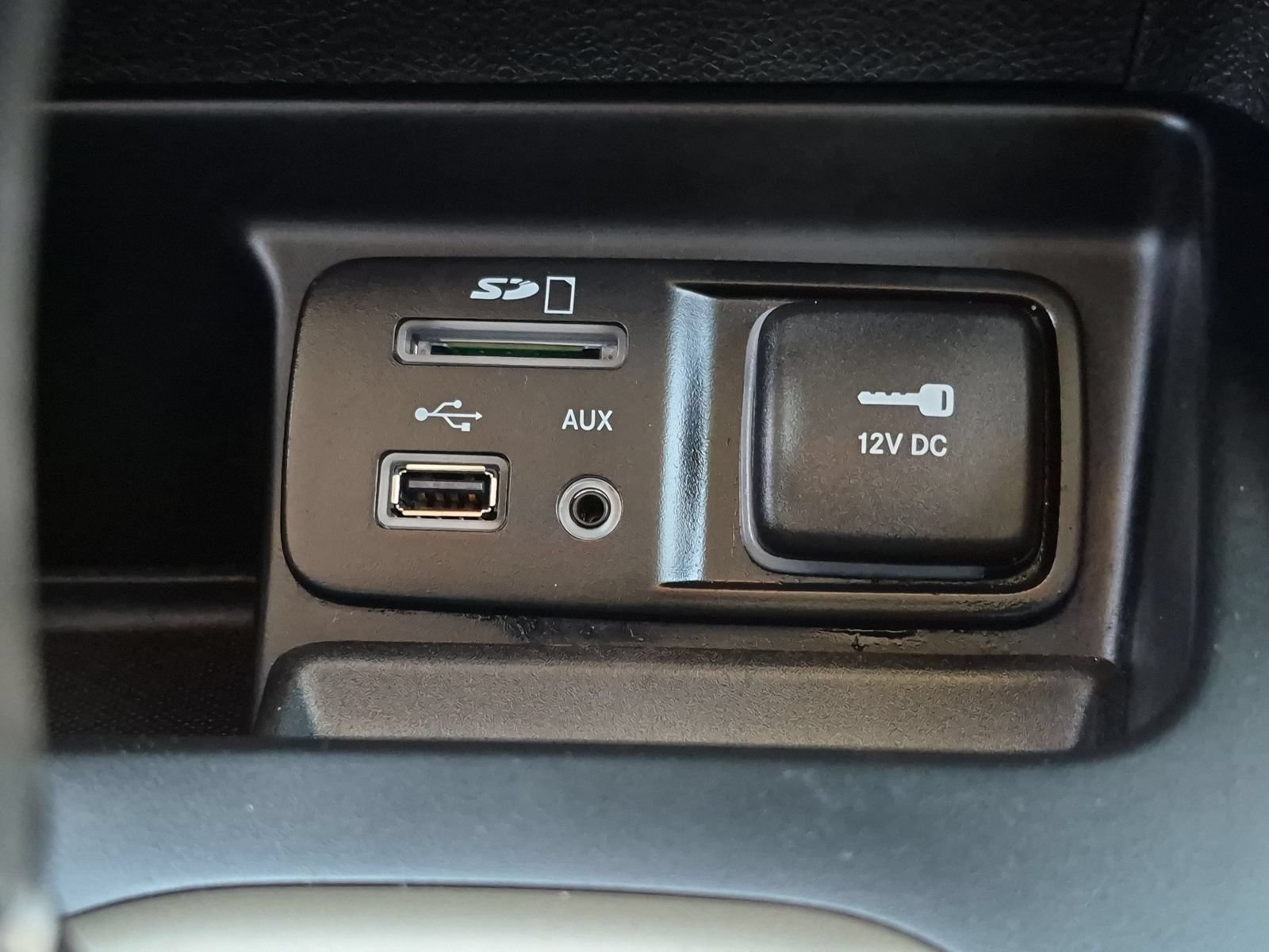 Used 2016 Jeep Cherokee Latitude w/ Comfort/Convenience Group FWD image 22
