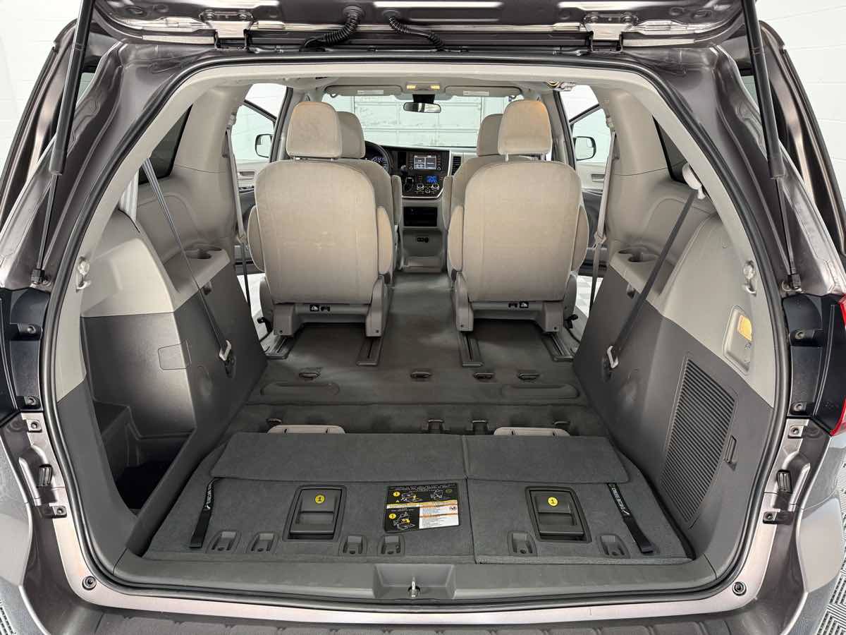 Used 2019 Toyota Sienna L FWD image 23