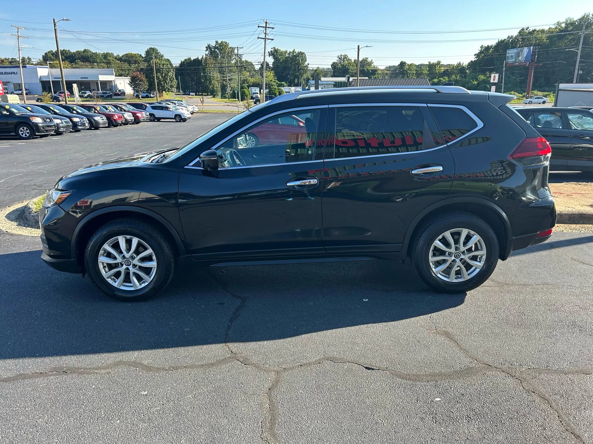 Used 2018 Nissan Rogue SV w/ Premium Package image 4