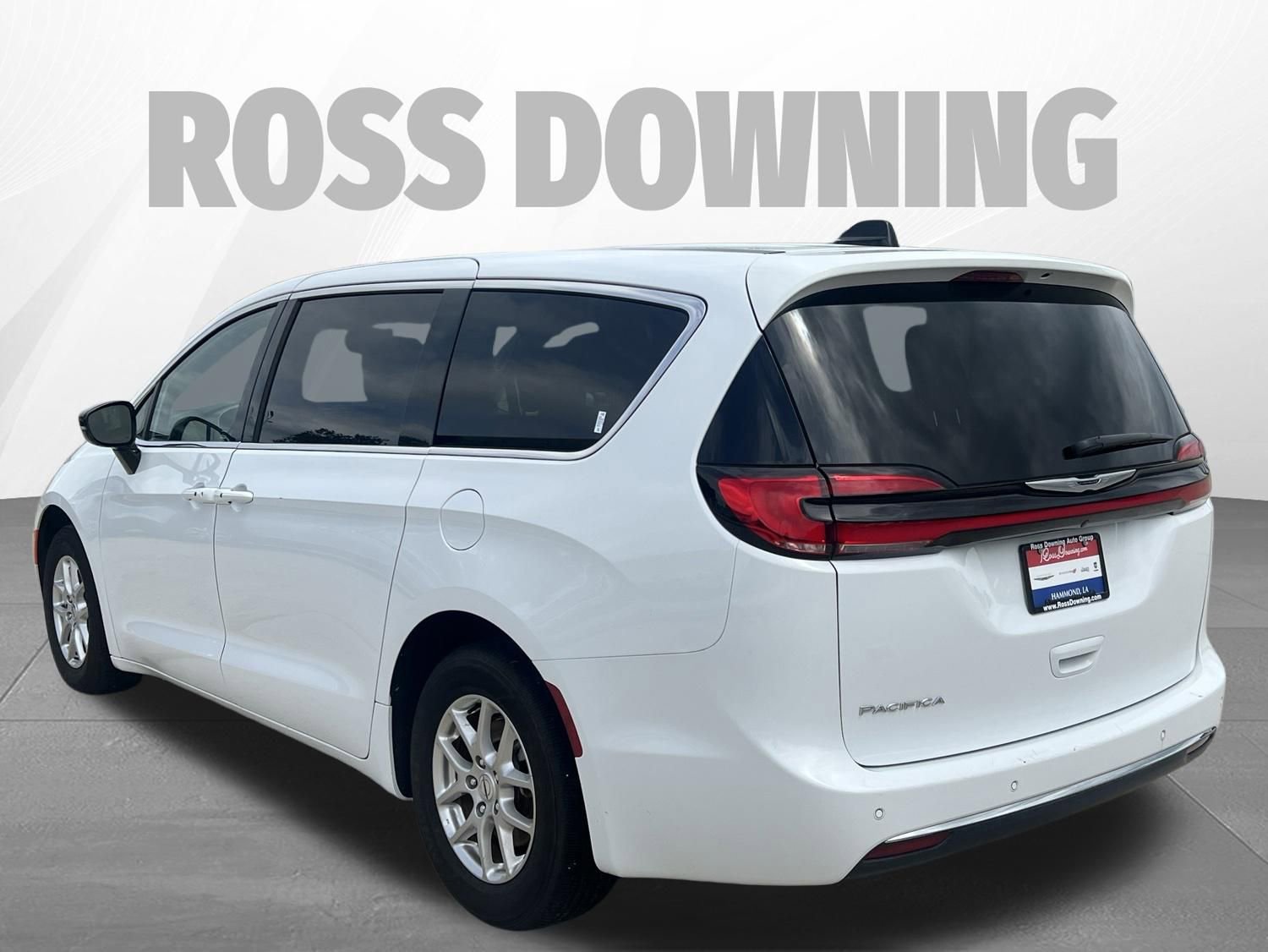 Used 2025 Chrysler Pacifica Select FWD image 6
