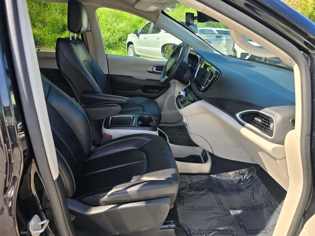 Used 2024 Chrysler Pacifica Touring-L FWD image 28