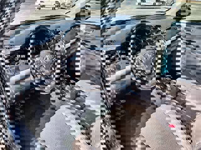 Used 2016 Toyota Camry SE image 2