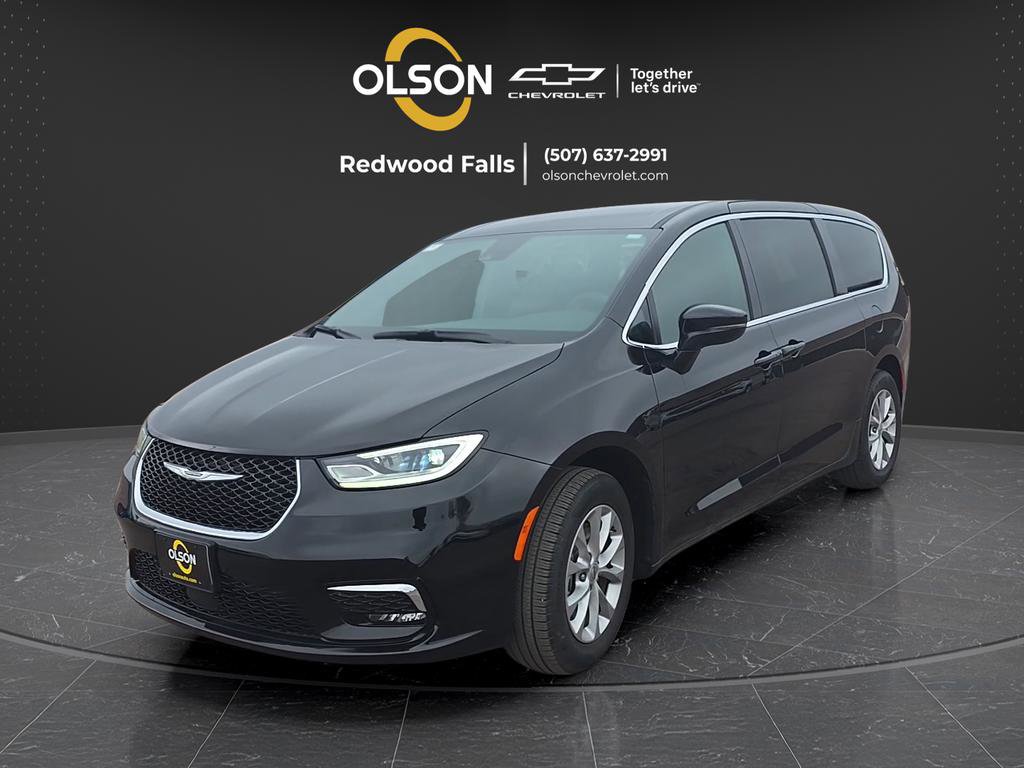 Used 2025 Chrysler Pacifica Select