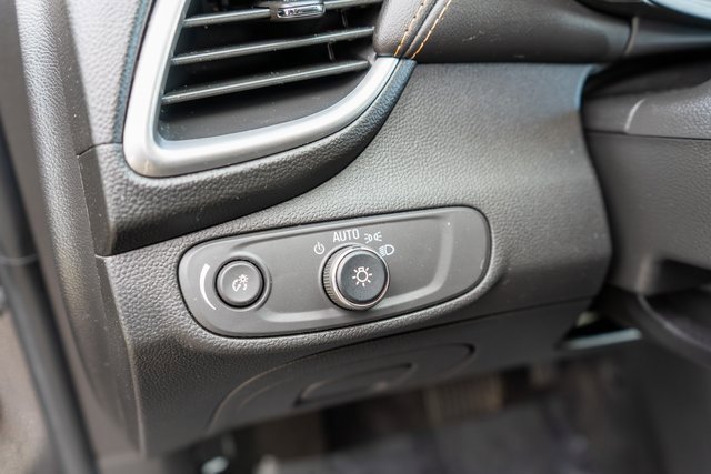 Used 2022 Chevrolet Trax LT w/ LT Convenience Package image 21