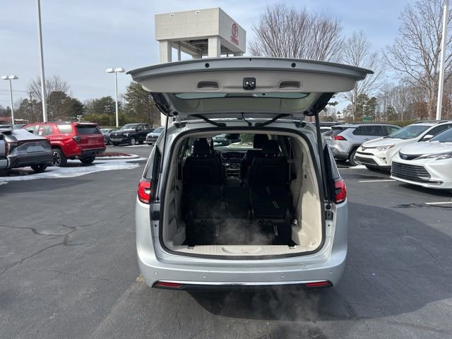 Used 2024 Chrysler Pacifica Touring-L image 7