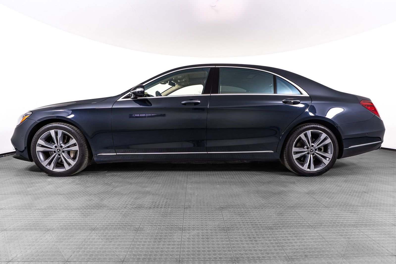 Used 2018 Mercedes-Benz S 560 Sedan image 3