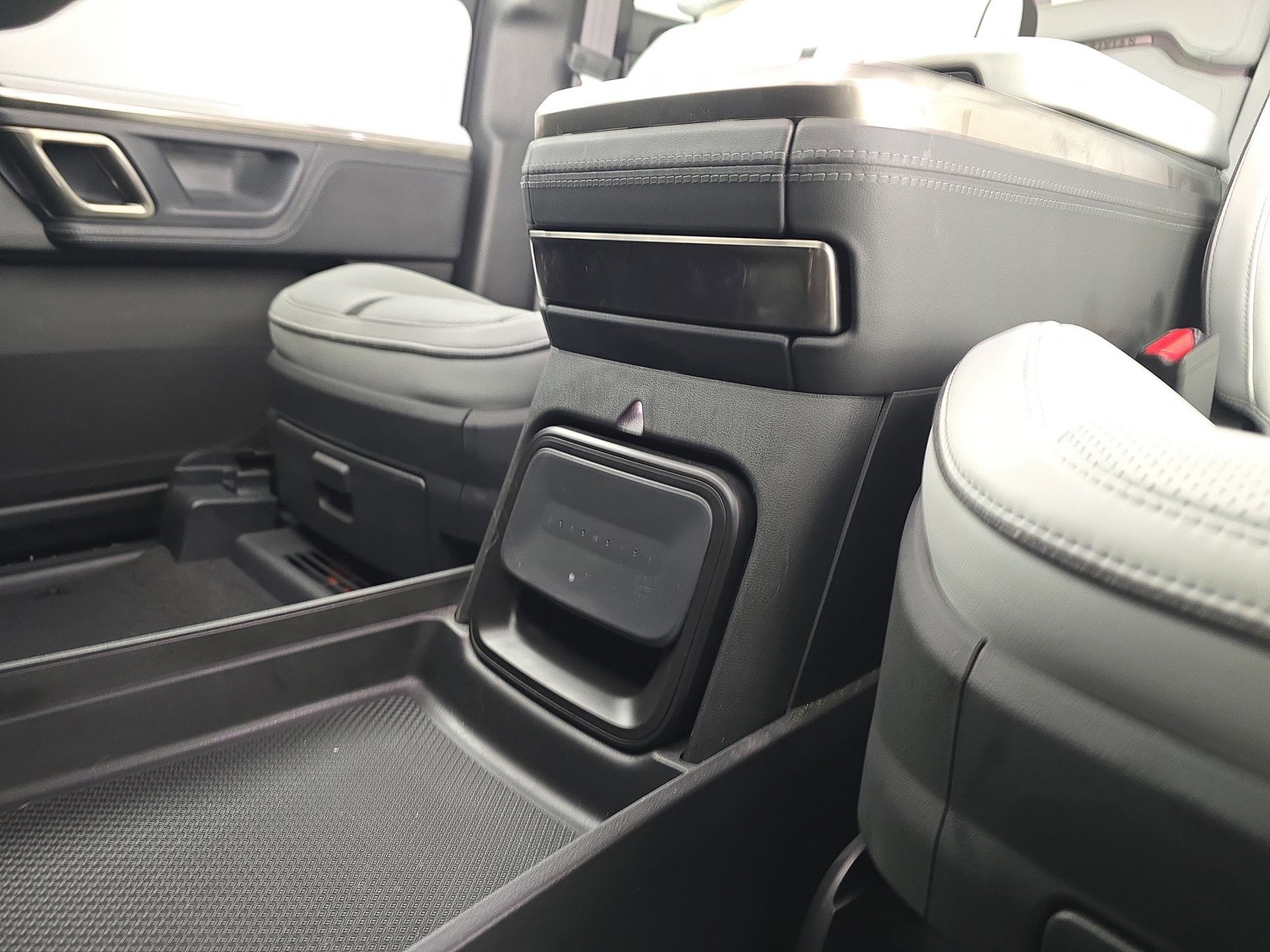 Used 2023 Rivian R1S Adventure image 33