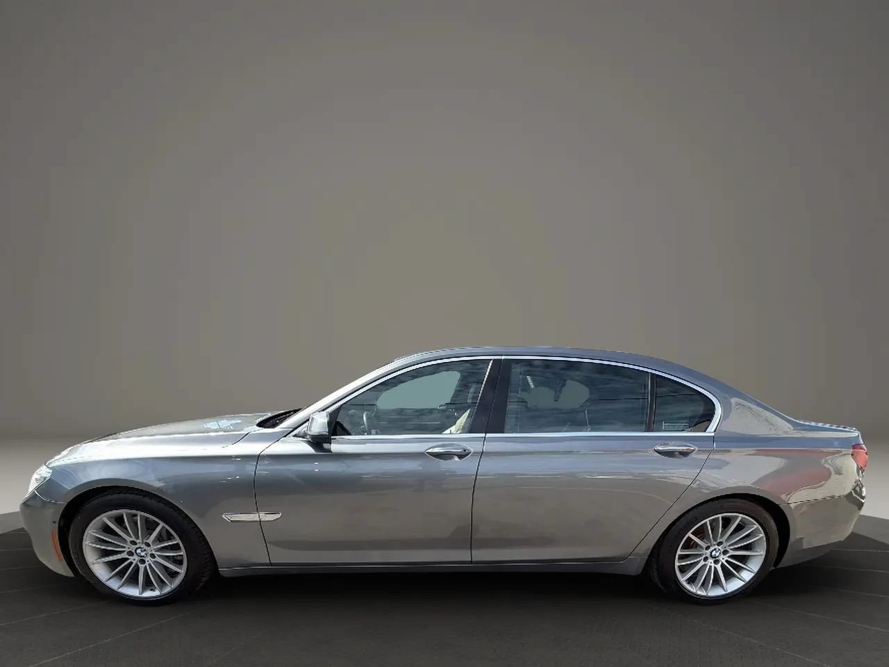 Used 2015 BMW 750Li xDrive w/ Executive Package AWD/4WD image 8