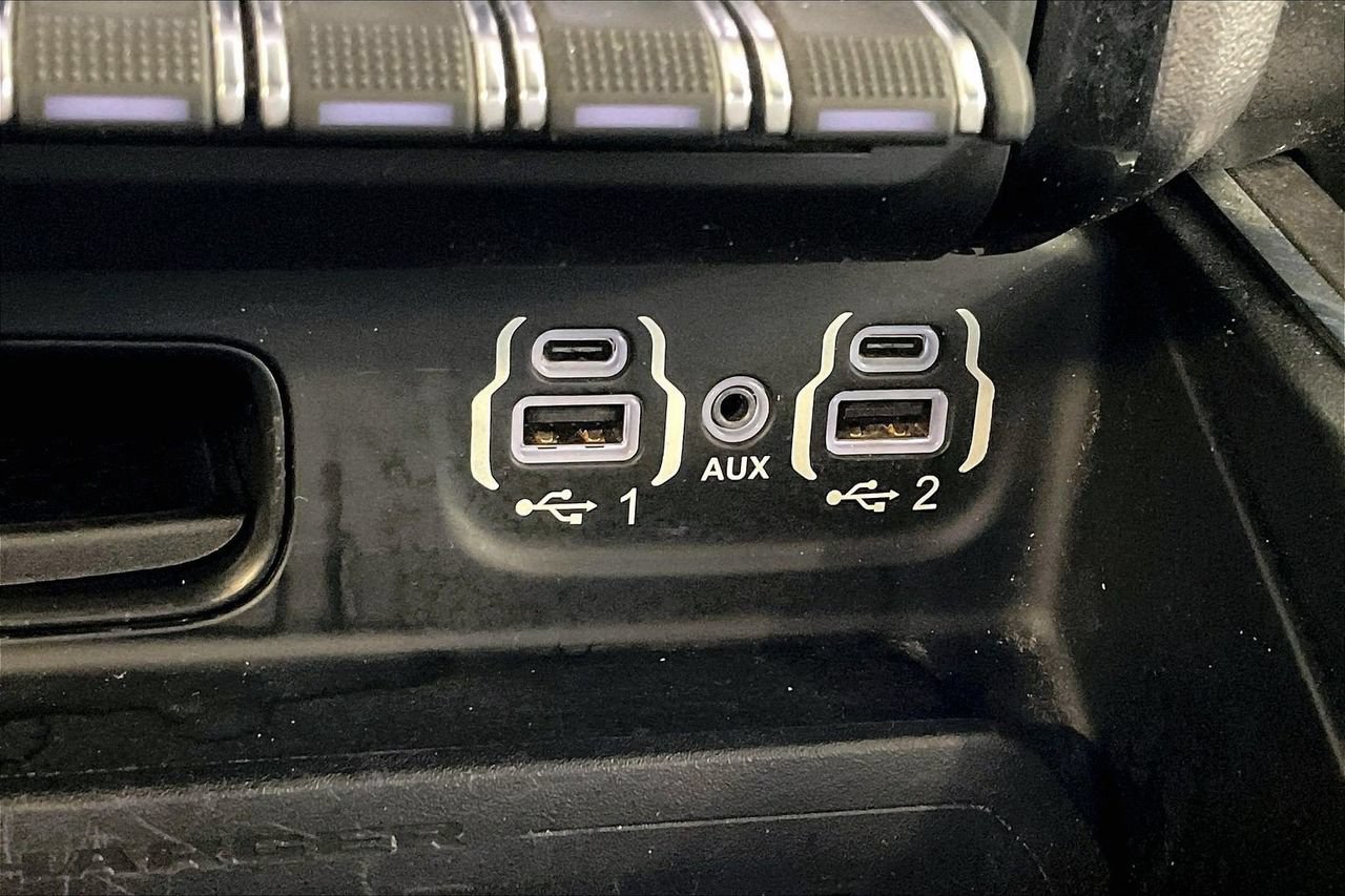 Used 2024 RAM 1500 Laramie AWD/4WD image 18