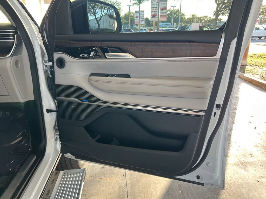 Used 2023 Jeep Grand Wagoneer L Series II image 31