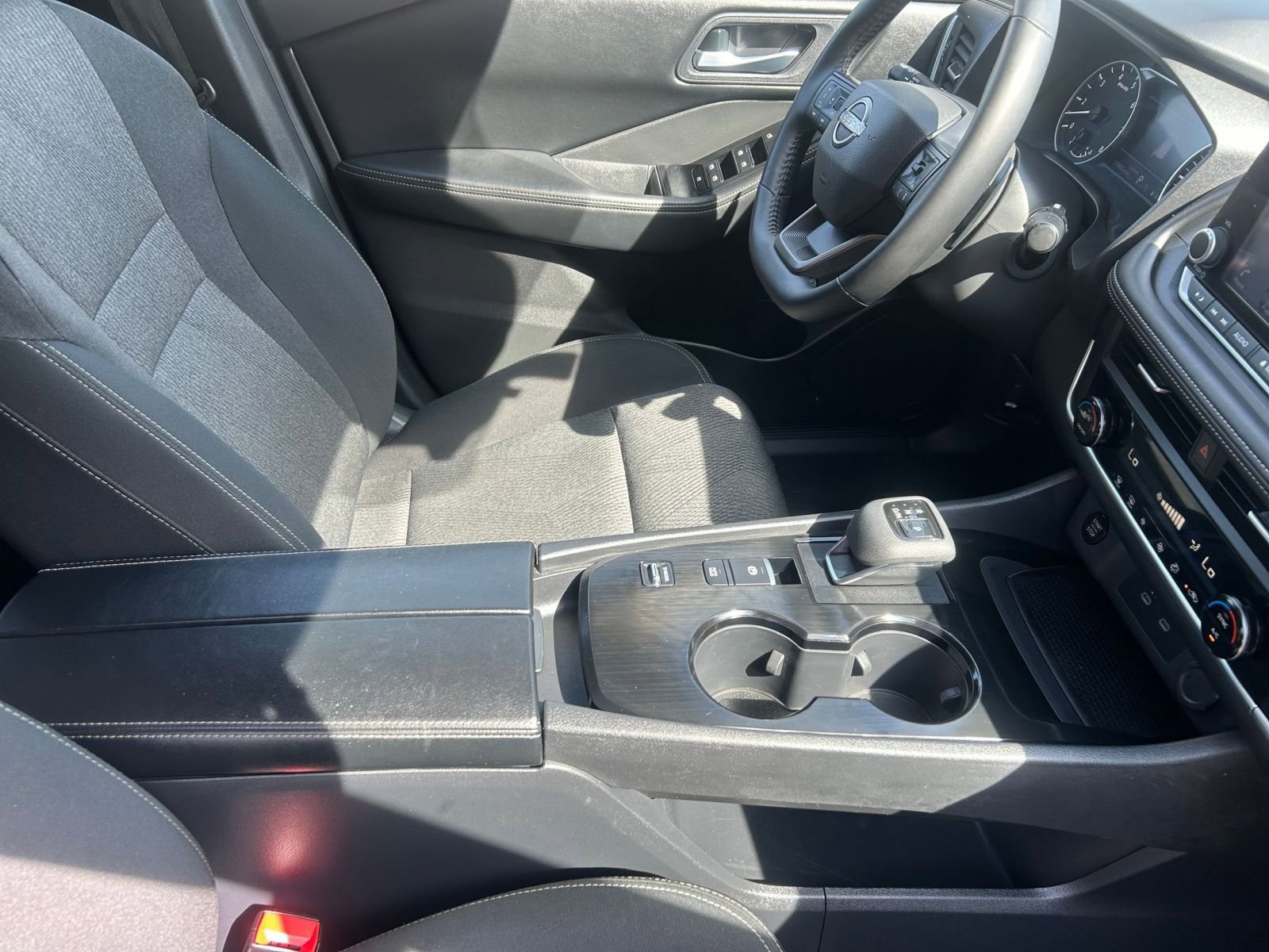 Used 2025 Nissan Rogue SV FWD image 43