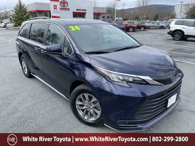 Used 2024 Toyota Sienna LE AWD/4WD image 1