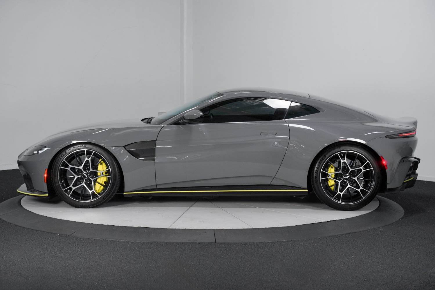 Used 2020 Aston Martin V8 Vantage AMR RWD image 7