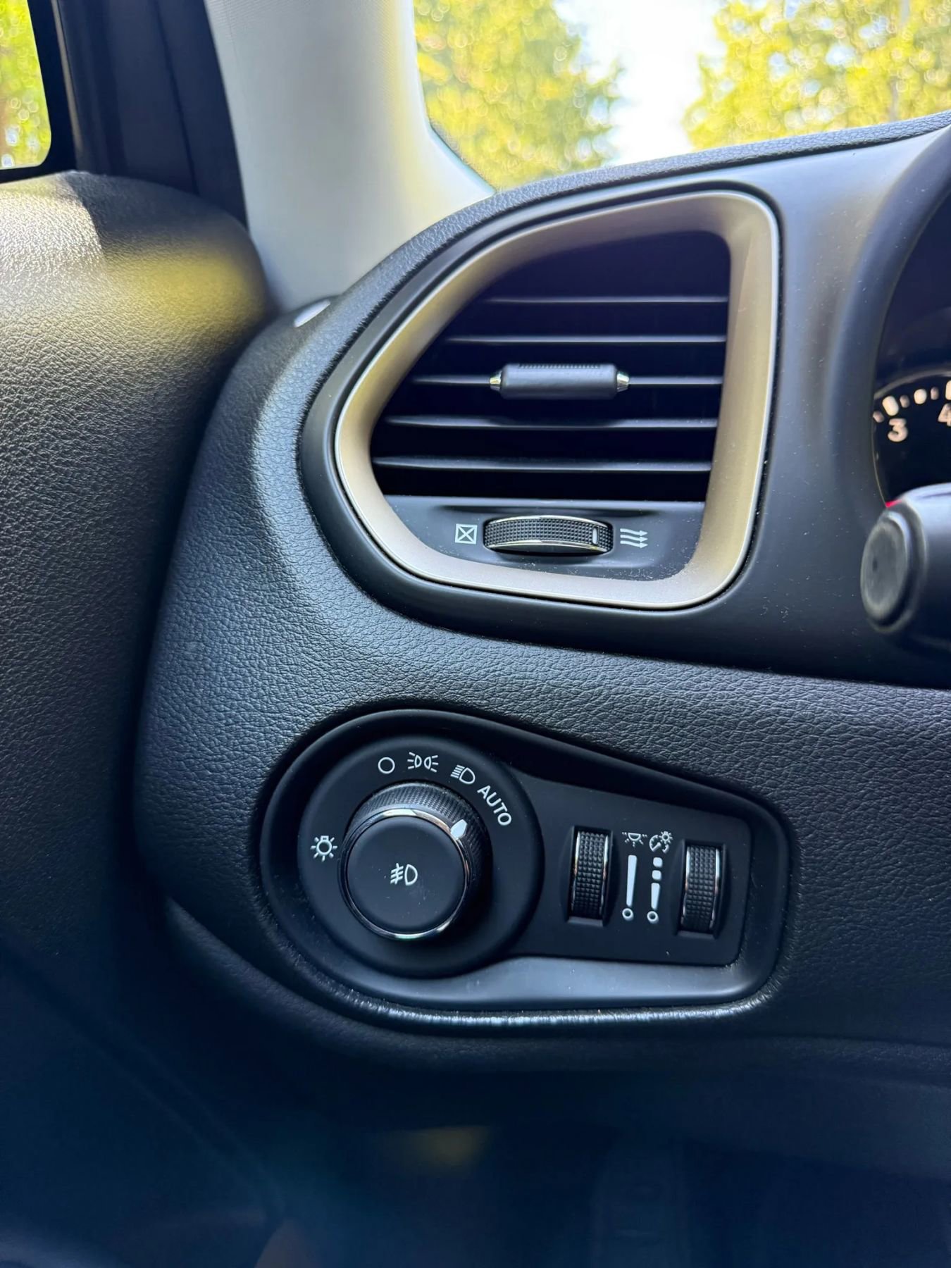 Used 2017 Jeep Renegade Limited AWD/4WD image 22