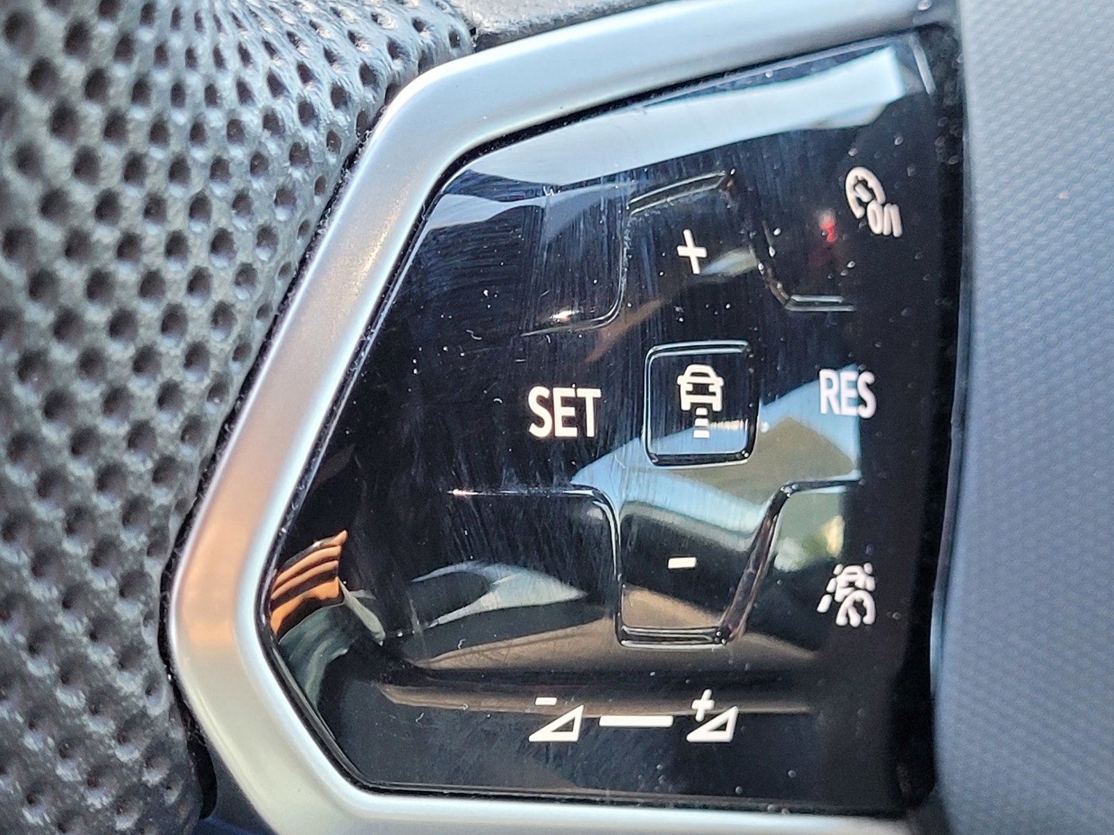 Used 2022 Volkswagen Tiguan SE R-Line image 31