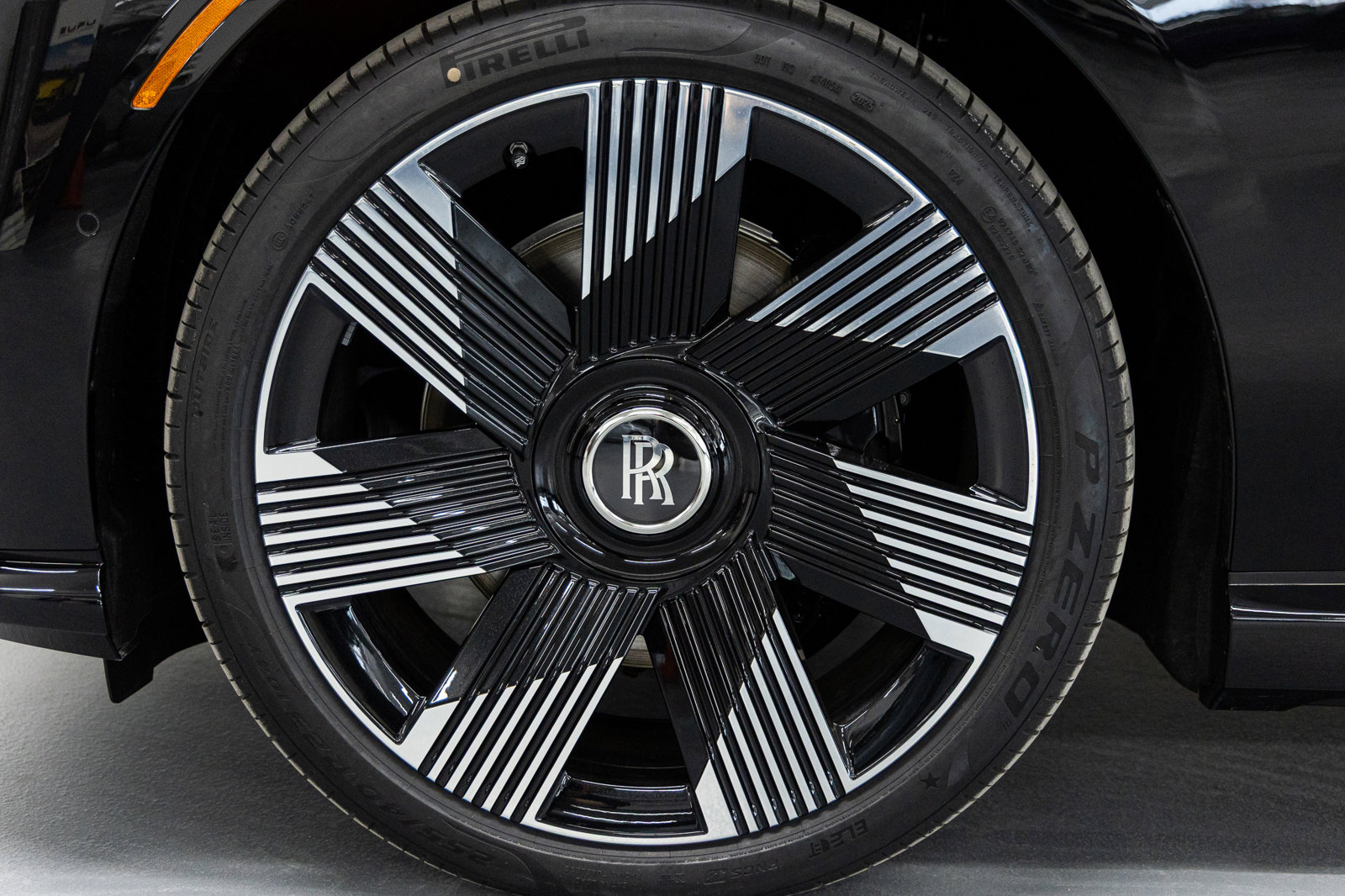 New 2026 Rolls-Royce Spectre image 17