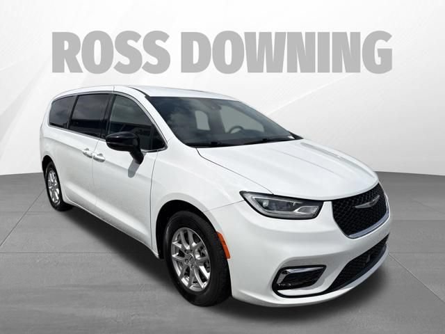 Used 2025 Chrysler Pacifica Select FWD image 3