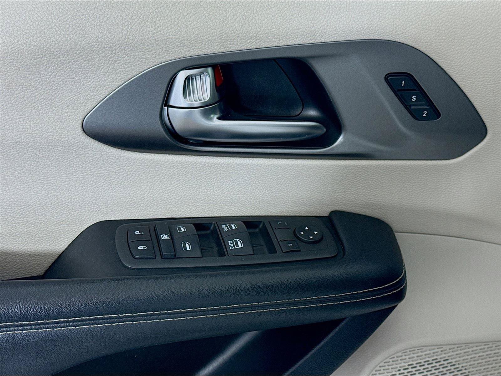 Used 2022 Chrysler Pacifica Touring-L FWD image 11