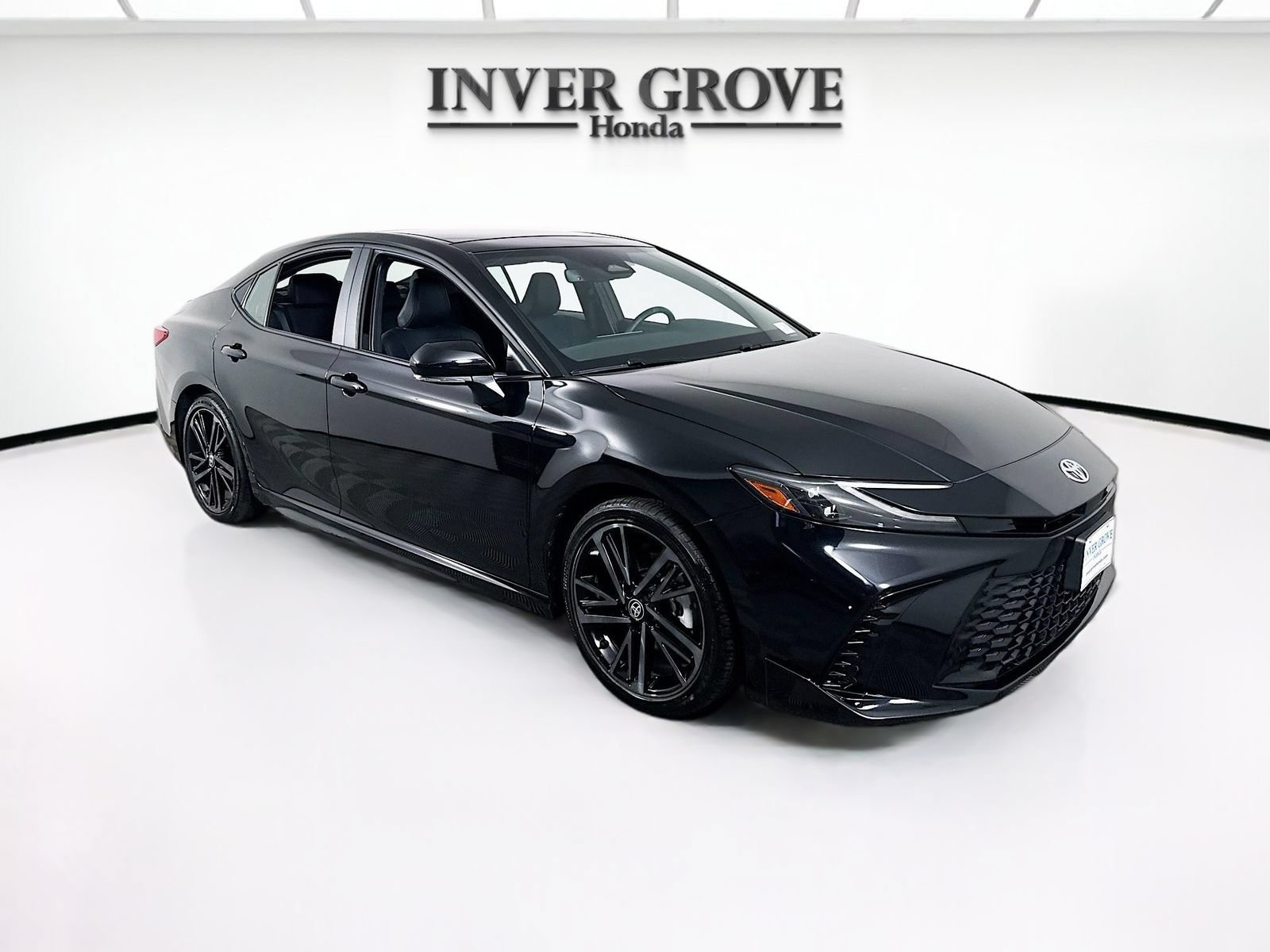 Used 2025 Toyota Camry XSE FWD image 3