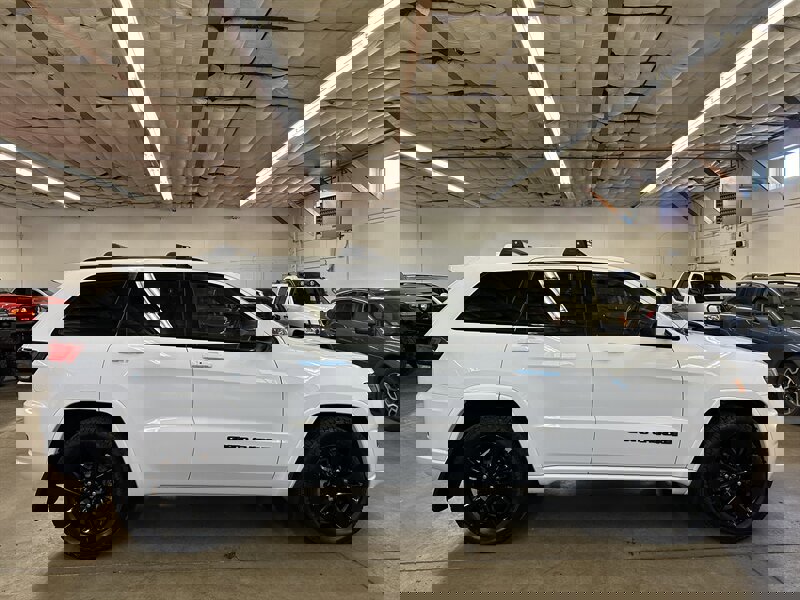 Used 2017 Jeep Grand Cherokee Altitude image 2