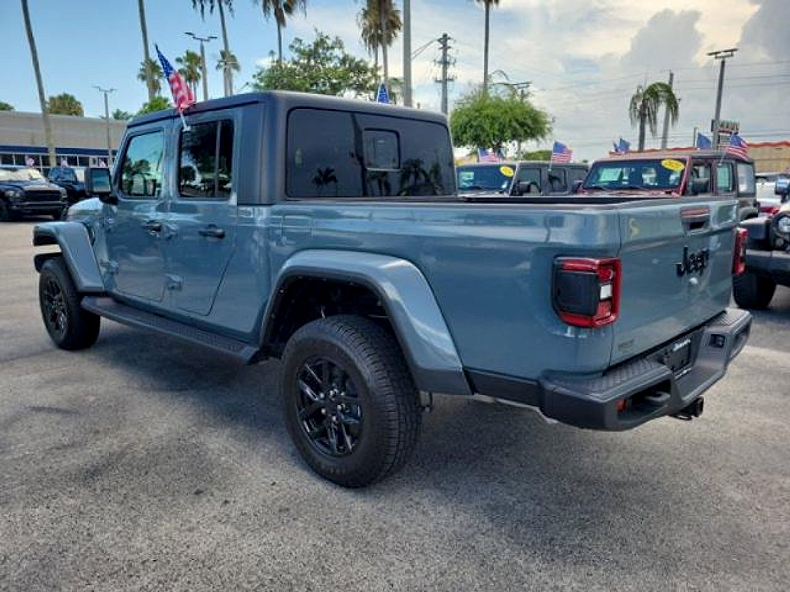 Used 2024 Jeep Gladiator Sport AWD/4WD image 5